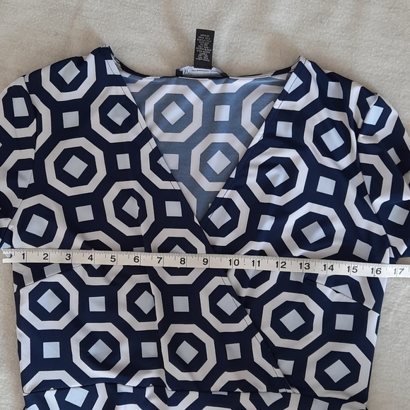 Blue and white geometric print dress - Picture 9 of 12